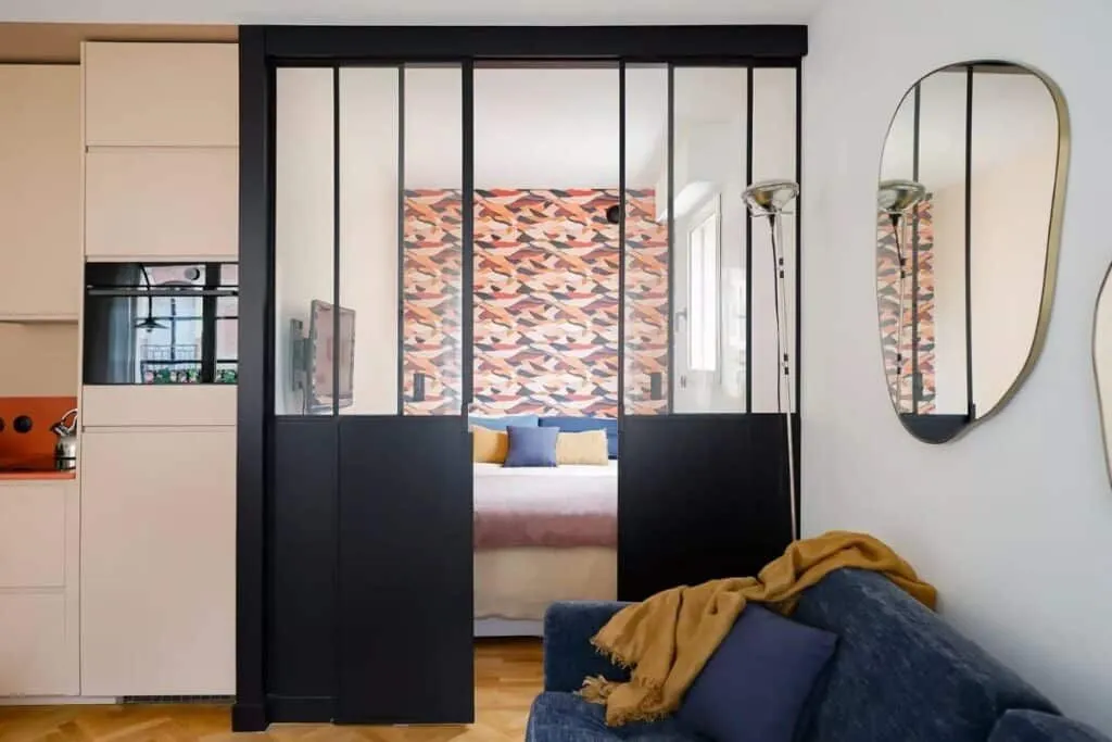 Trendy v dělení interiérů: Od skleněných příček k uměleckým děličům