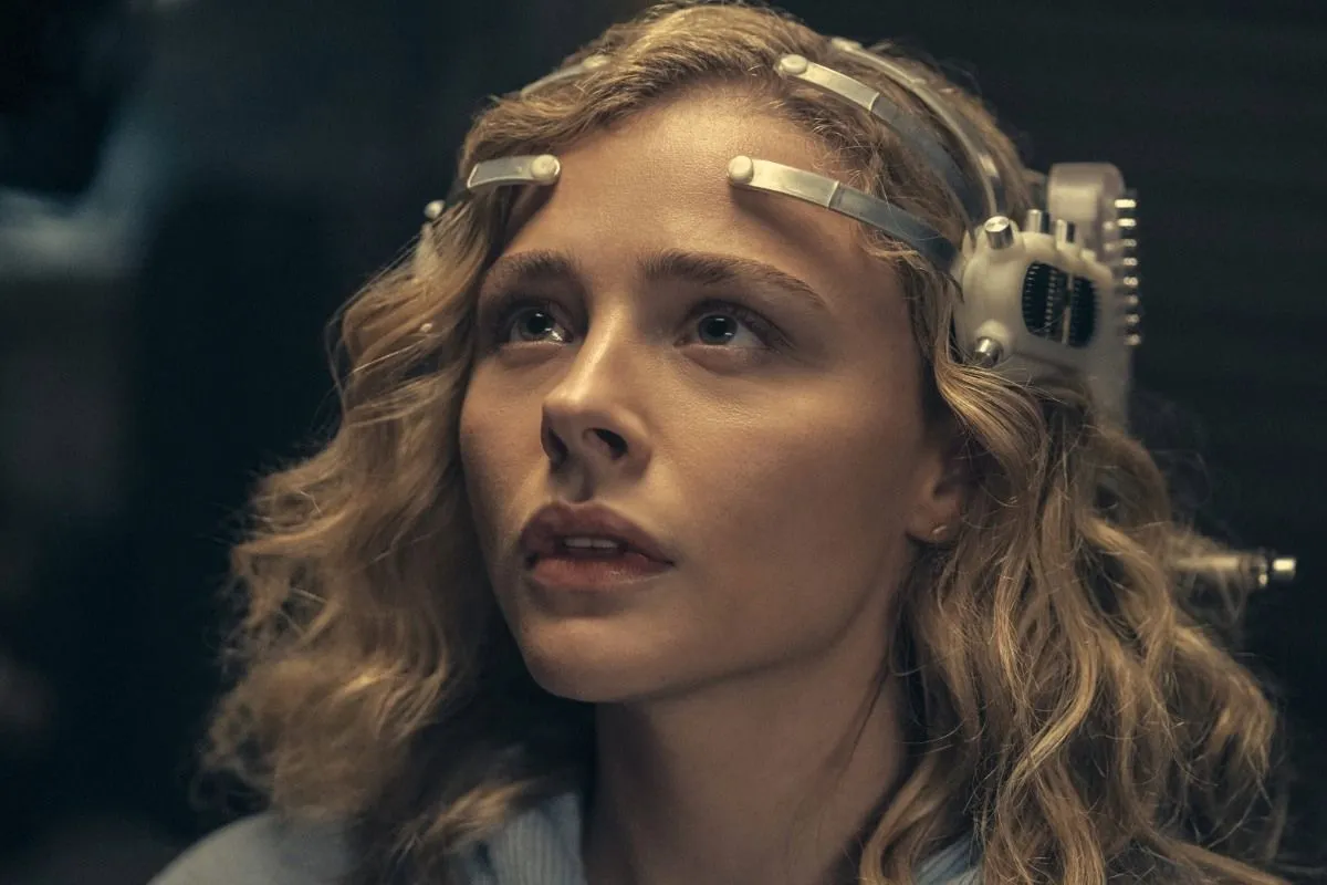 The Peripheral: Cyberpunková série, která zaujala, a taky zklamala